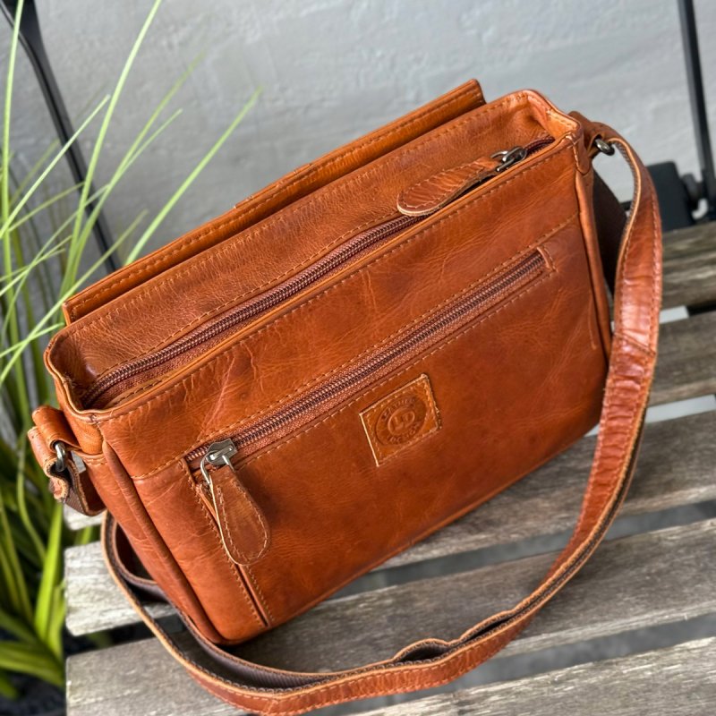 Inez skuldertaske - cognac bøffellæder - Leather design - Freja skind