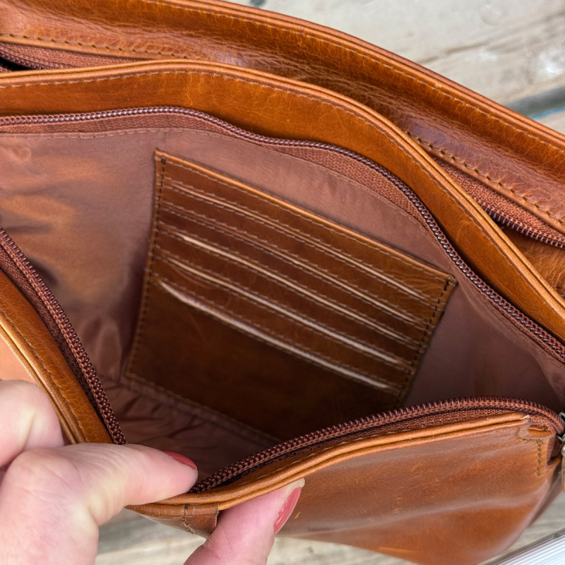 Inez skuldertaske - cognac bøffellæder - Leather design - Freja skind