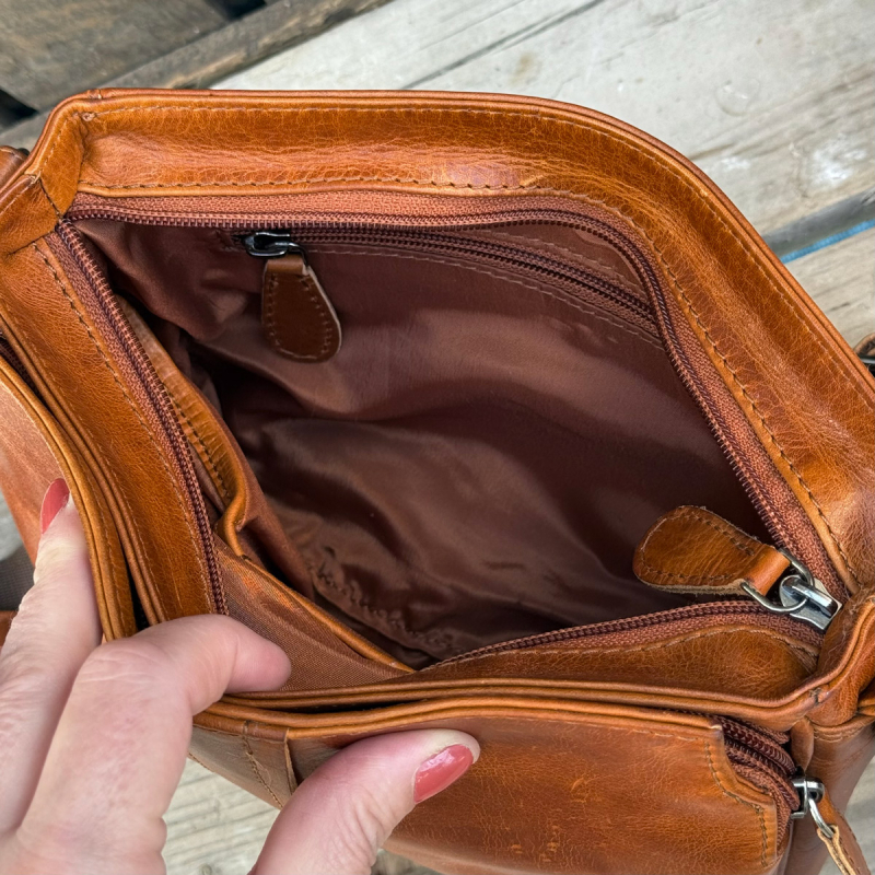 Inez skuldertaske - cognac bøffellæder - Leather design - Freja skind