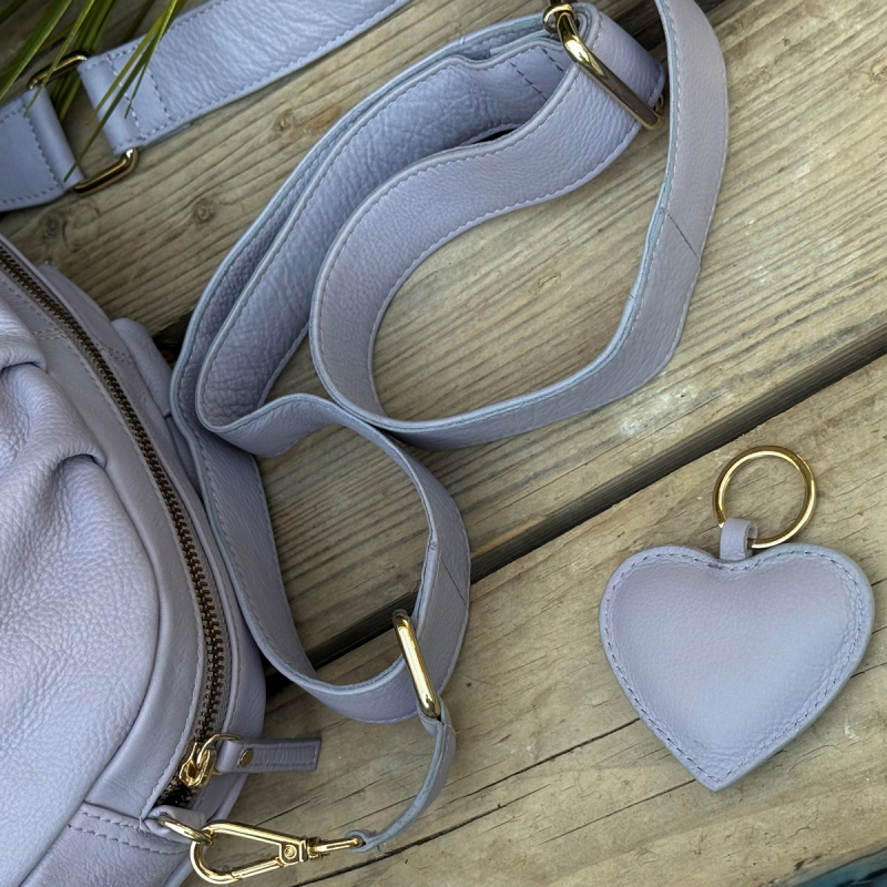 Layla Lay Lay crossbody med hjärta - Mjuk lila skinn - Treats