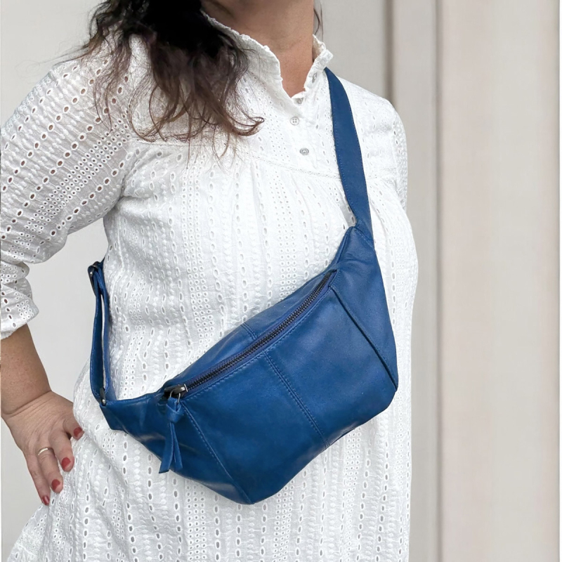 Silja bumbag med skindrem - Blød blå lammeskind - Eksklusiv hos Freja skind