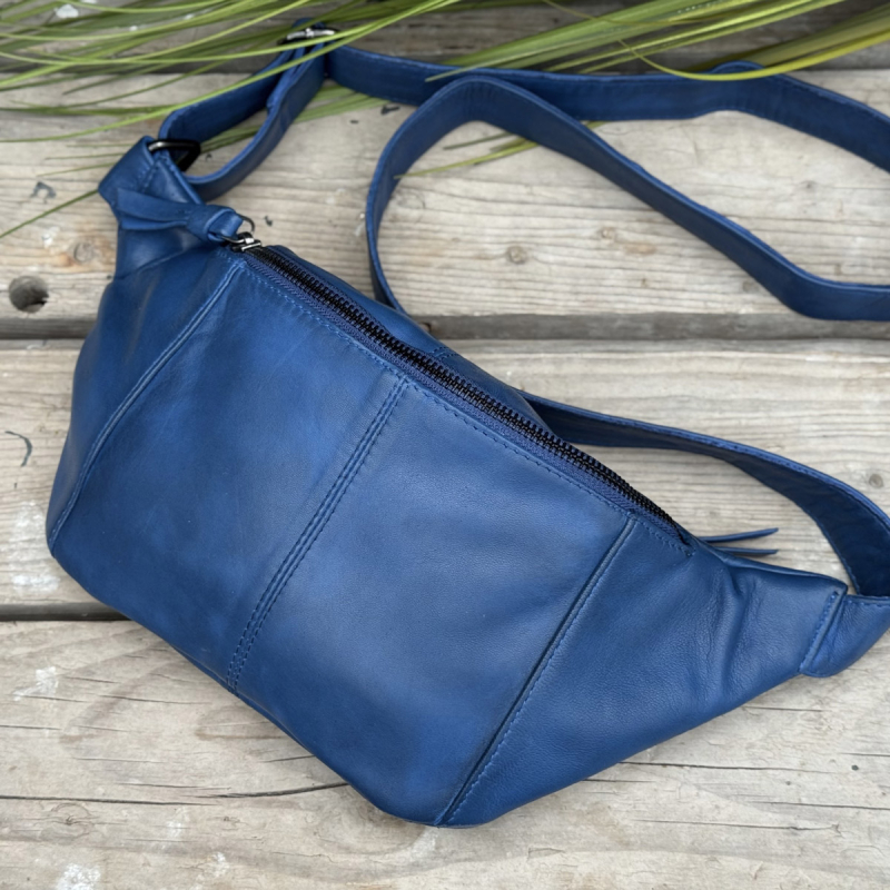 Silja bumbag med skindrem - Blød blå lammeskind - Eksklusiv hos Freja skind