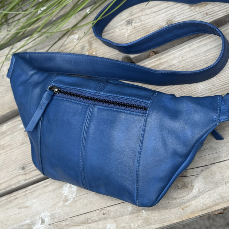 Silja bumbag med skindrem - Blød blå lammeskind - Eksklusiv hos Freja skind
