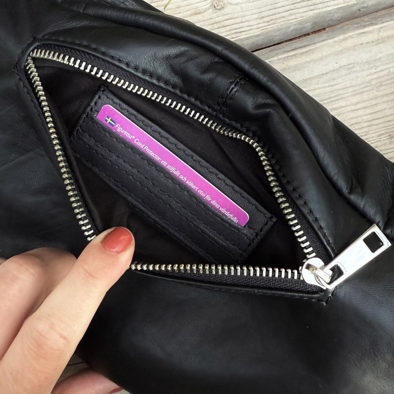 Stor sort Madison bumbag i blød lammeskind - Freja skind