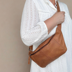 Stor Silja bumbag i lys cognac lammeskind - Freja skind