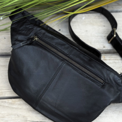 Maiken bumbag i blød sort lammeskind - God stor bumbag med plads til det meste - Eksklusiv hos Freja skind