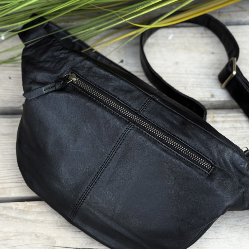 Maiken bumbag i blød sort lammeskind - God stor bumbag med plads til det meste - Eksklusiv hos Freja skind