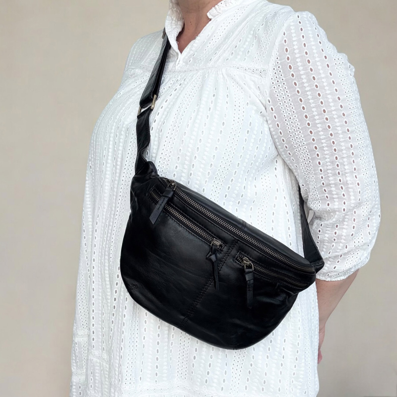 Maiken bumbag i blød sort lammeskind - God stor bumbag med plads til det meste - Eksklusiv hos Freja skind