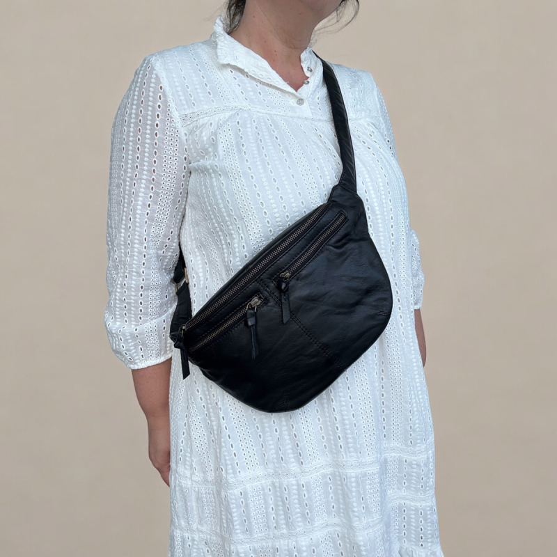 Maiken bumbag i blød sort lammeskind - God stor bumbag med plads til det meste - Eksklusiv hos Freja skind