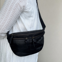 Maiken bumbag i blød sort lammeskind - God stor bumbag med plads til det meste - Eksklusiv hos Freja skind