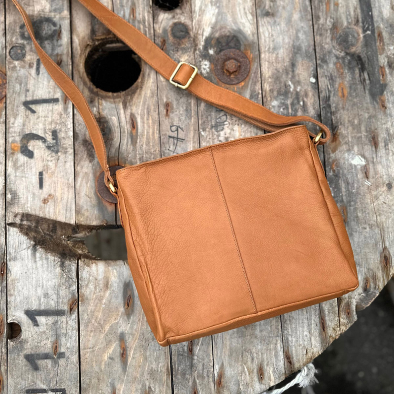 Berta crossbody taske i cognac skind - Treats - Freja skind