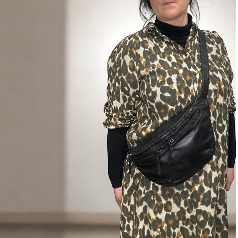 Maiken bumbag i blød sort lammeskind - God stor bumbag med plads til det meste - Eksklusiv hos Freja skind