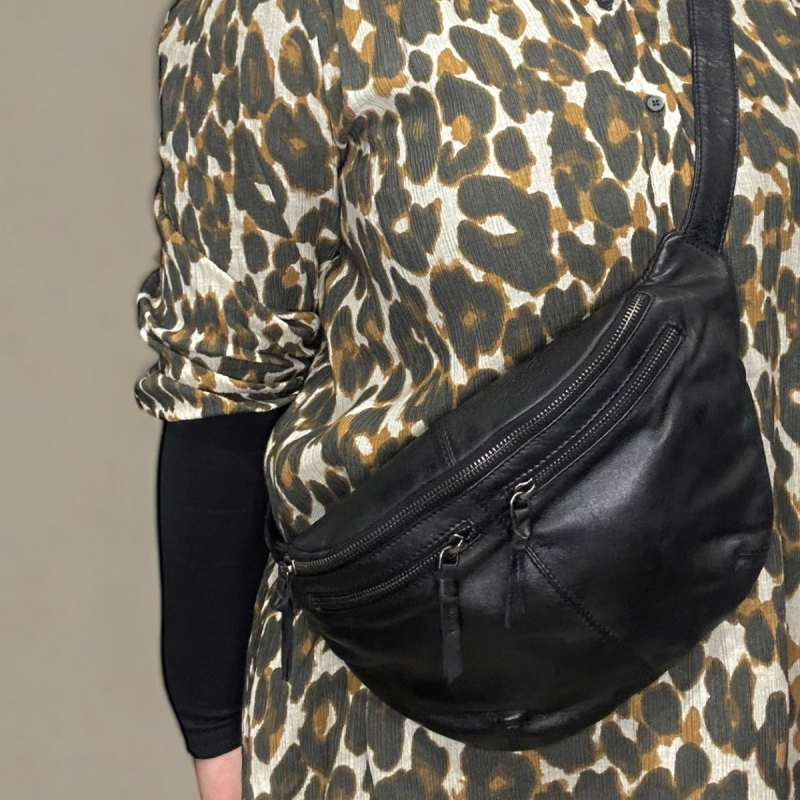 Maiken bumbag i blød sort lammeskind - God stor bumbag med plads til det meste - Eksklusiv hos Freja skind