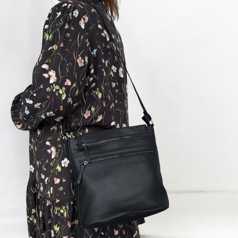 Louise skuldertaske i blød sort bøffel - Leather design - Freja skind