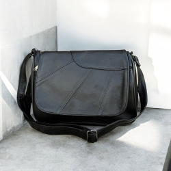 Sort sunshine skuldertaske med klap - Blød lammeskind - Freja skind