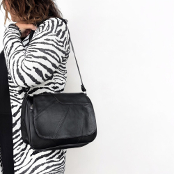 Sort sunshine skuldertaske med klap - Blød lammeskind - Freja skind