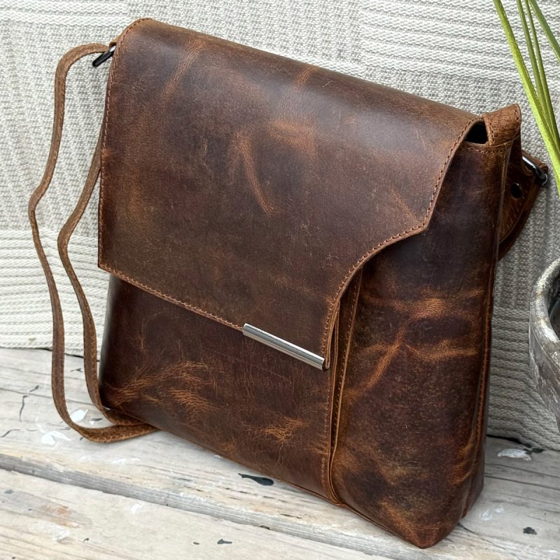Luciana skuldertaske i patineret brun bøffellæder - Leather design - Freja skind