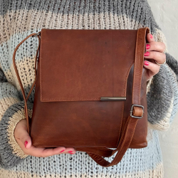 Luciana skuldertaske med klap - Patineret cognac bøffellæder - Leather design - Freja skind