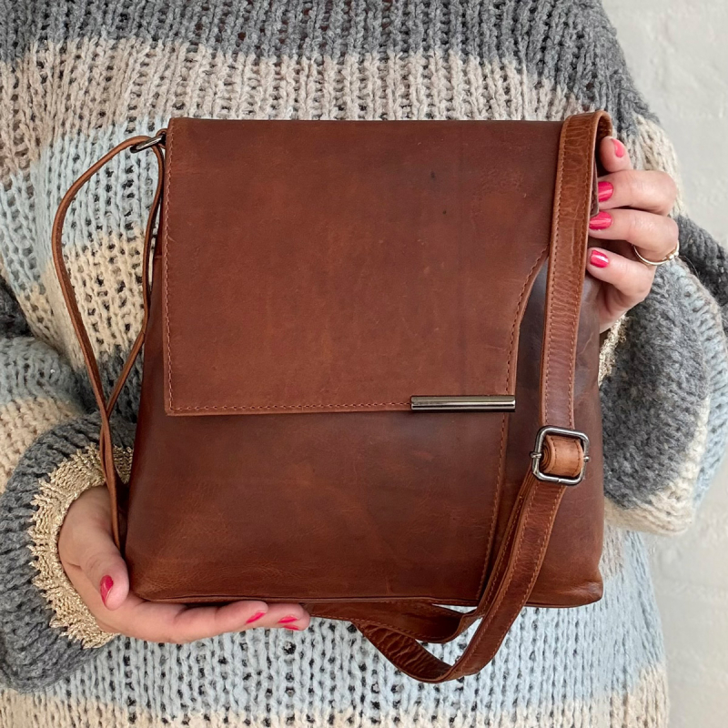 Luciana skuldertaske med klap - Patineret cognac bøffellæder - Leather design - Freja skind