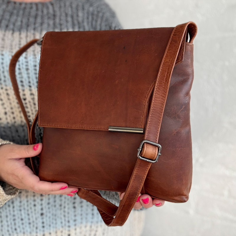 Luciana skuldertaske med klap - Patineret cognac bøffellæder - Leather design - Freja skind