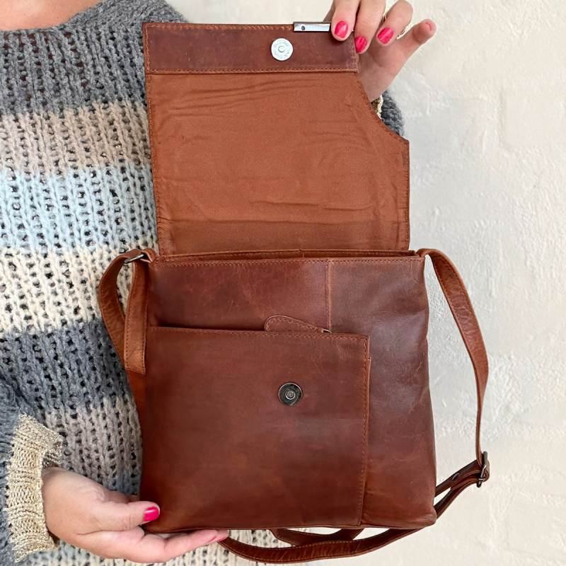 Luciana skuldertaske med klap - Patineret cognac bøffellæder - Leather design - Freja skind