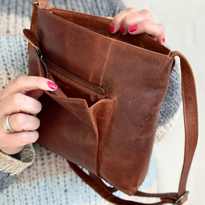 Luciana skuldertaske med klap - Patineret cognac bøffellæder - Leather design - Freja skind