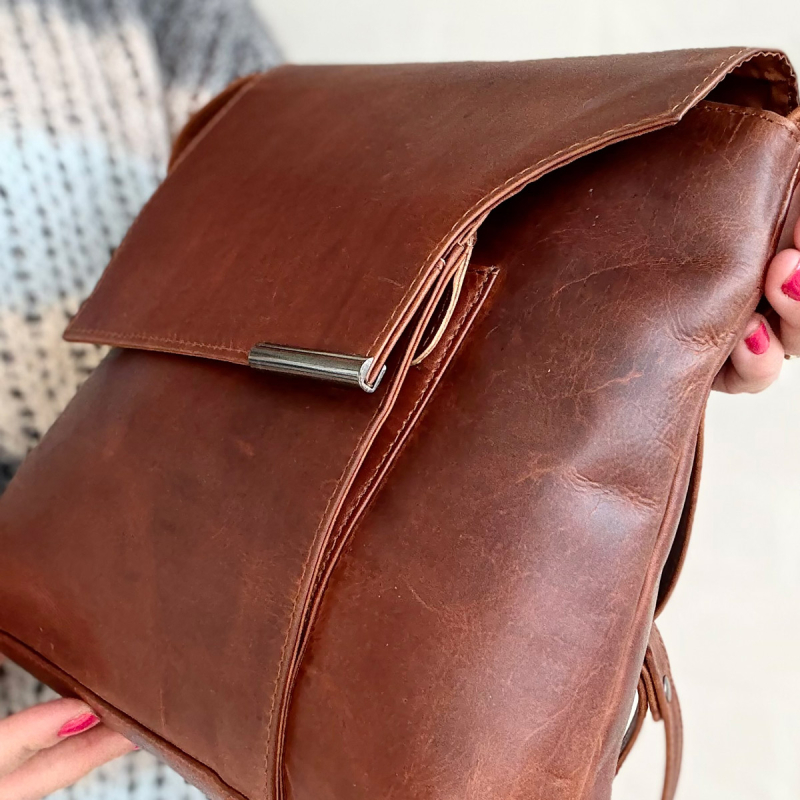 Luciana skuldertaske med klap - Patineret cognac bøffellæder - Leather design - Freja skind