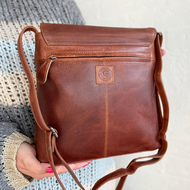 Luciana skuldertaske med klap - Patineret cognac bøffellæder - Leather design - Freja skind