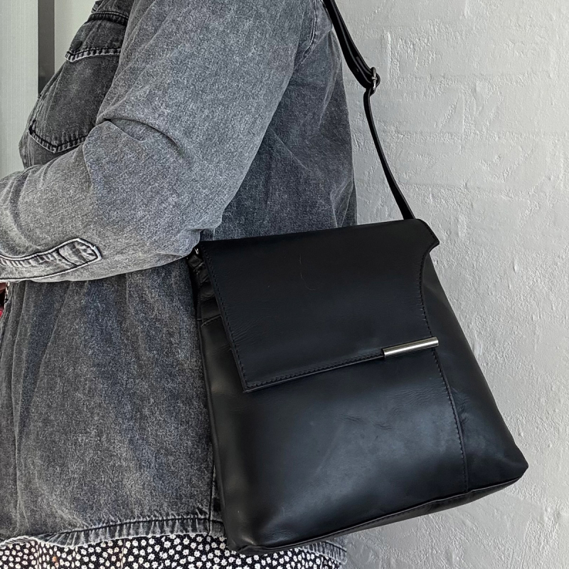 Sort Luciana skuldertaske med klap - bøffellæder - Leather design