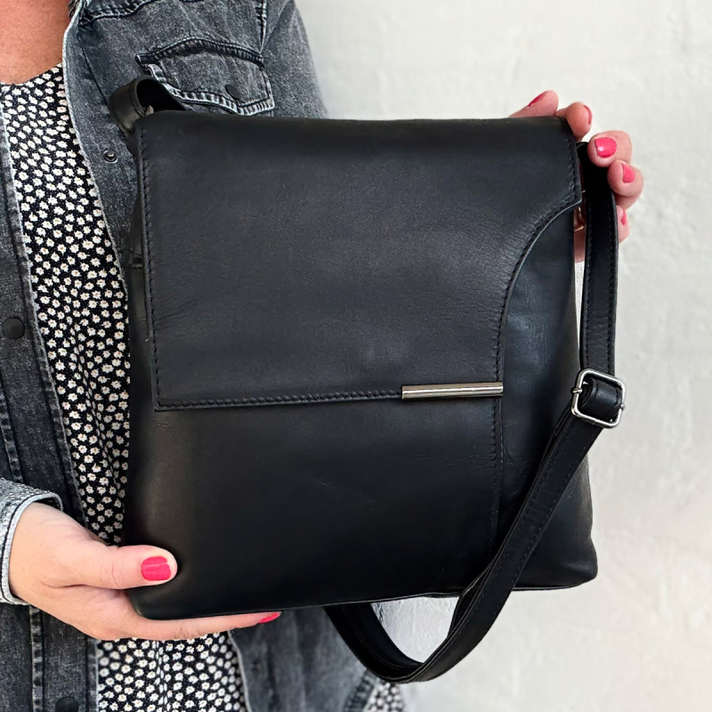 Sort Luciana skuldertaske med klap - bøffellæder - Leather design