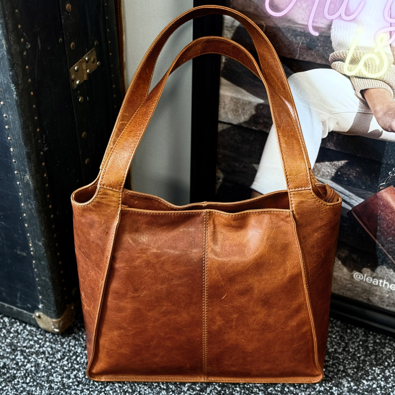 Elly shopper med avtagbar rem - Patinerat cognacsfärgat läder - Leather Design