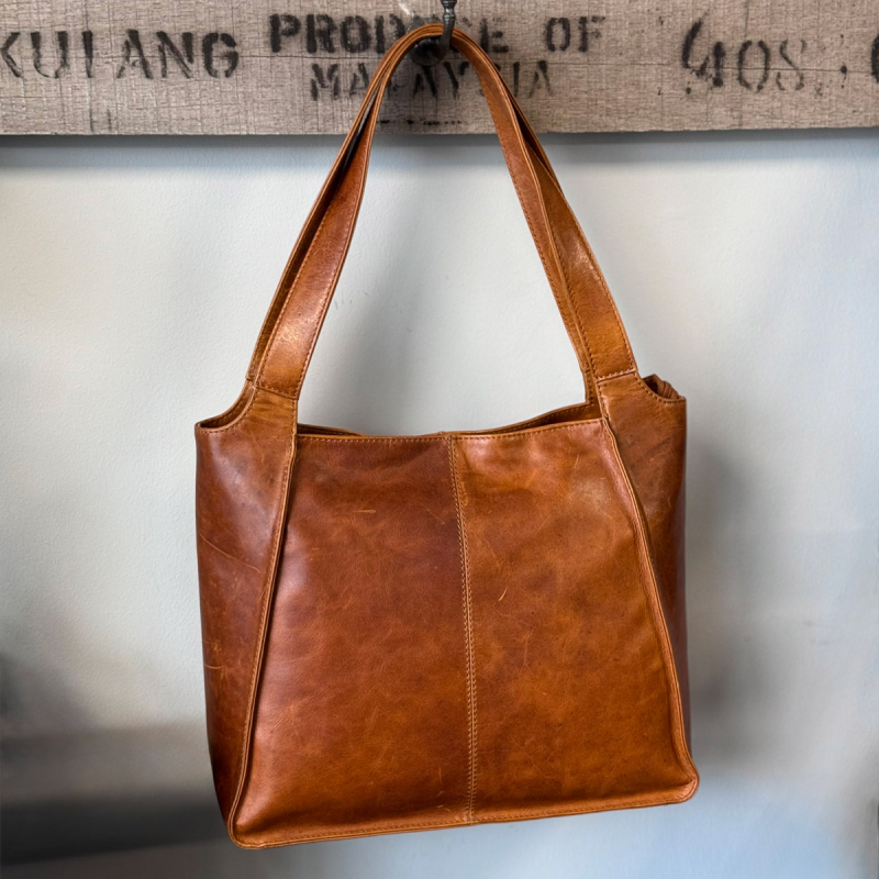 Elly shopper med avtagbar rem - Patinerat cognacsfärgat läder - Leather Design