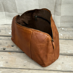 Eden toilettaske i blød bøffelskind - Rummelig model