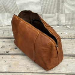 Eden toilettaske i blød bøffelskind - Rummelig model