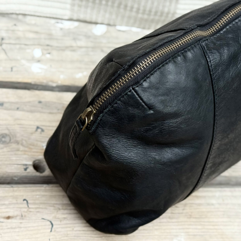 Sort Eden toilettaske i blød bøffelskind - Montana