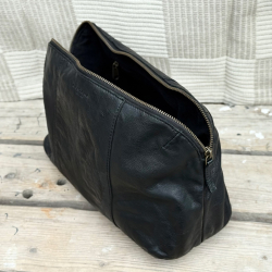 Sort Eden toilettaske i blød bøffelskind - Montana