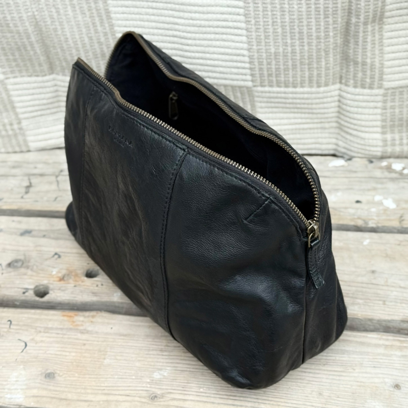 Sort Eden toilettaske i blød bøffelskind - Montana