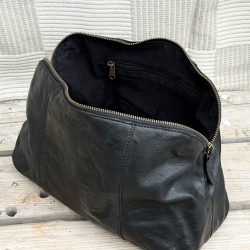 Sort Eden toilettaske i blød bøffelskind - Montana