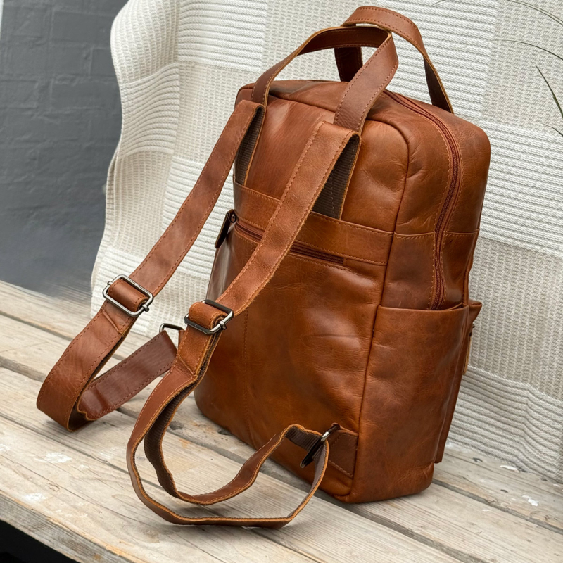 Rotterdam ryggsäck i cognac buffelläder - Pc fack - Leather design