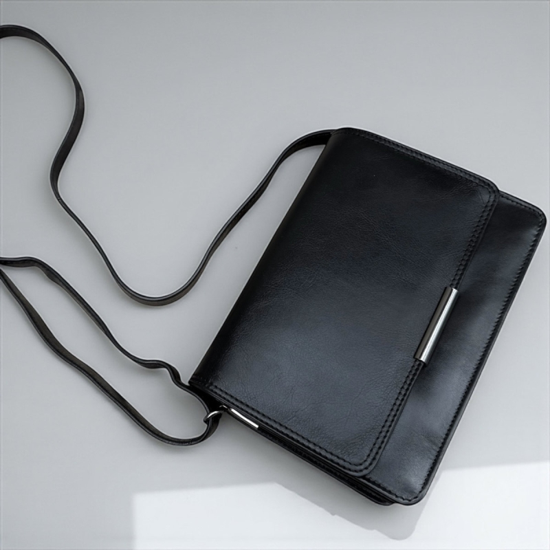 Amara skuldertaske i blød sort skind - Leather design