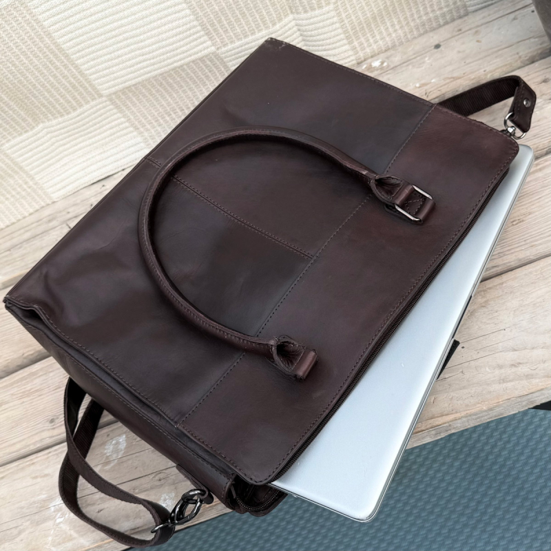 Damernas pc-väska i mörkbrunt buffelläder - För 15,6" pc - Leather design