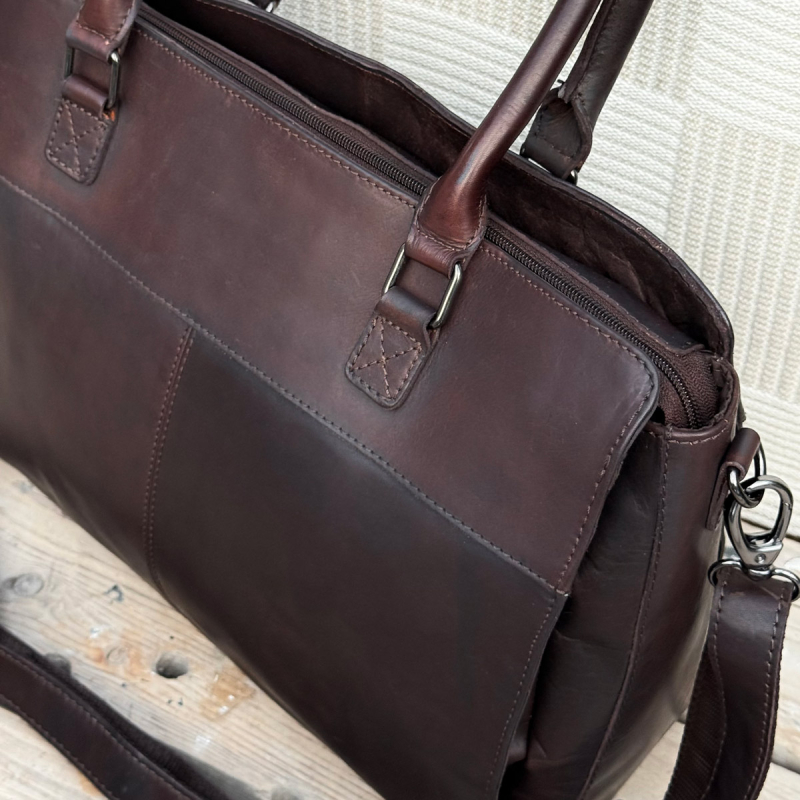 Damernas pc-väska i mörkbrunt buffelläder - För 15,6" pc - Leather design