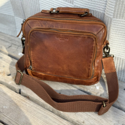 Emery crossbody taske i cognac bøffel - Montana - Freja skind