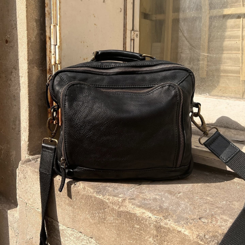 Emery crossbody med hank och avtagbar rem - Mjuk svart buffel - Montana