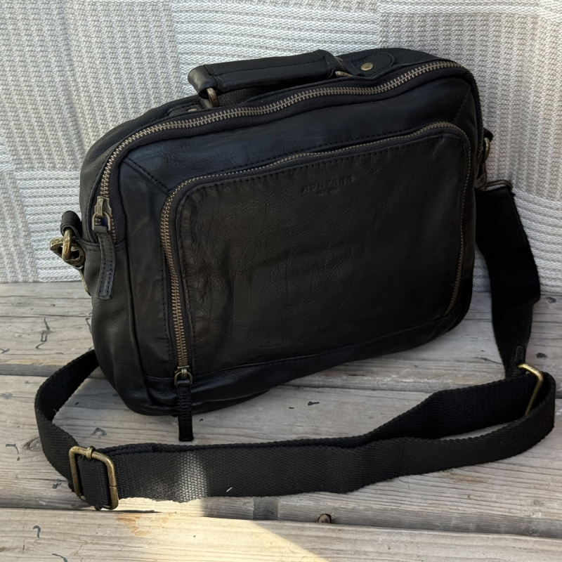 Emery crossbody med hank och avtagbar rem - Mjuk svart buffel - Montana