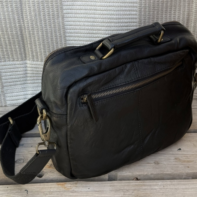 Emery crossbody med hank och avtagbar rem - Mjuk svart buffel - Montana