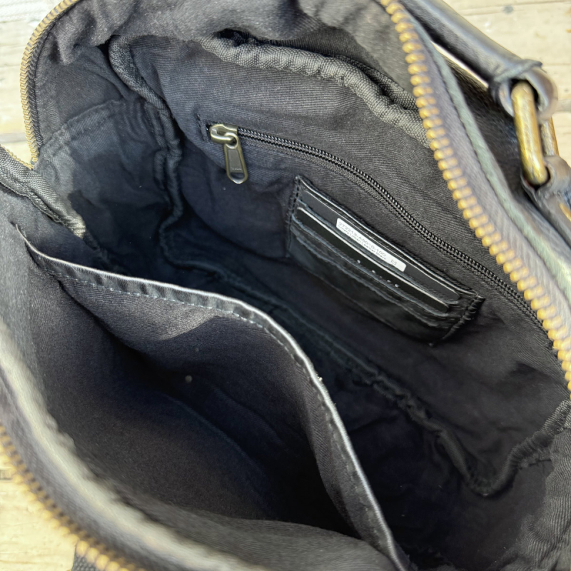 Emery crossbody med hank och avtagbar rem - Mjuk svart buffel - Montana