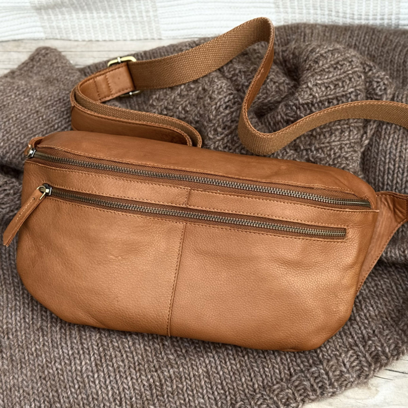 Billie midjeväska - Mjuk cognac skinn - Stor midjeväska - Treats