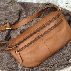 Billie bumbag i blød cognac skind - Treats - Freja skind