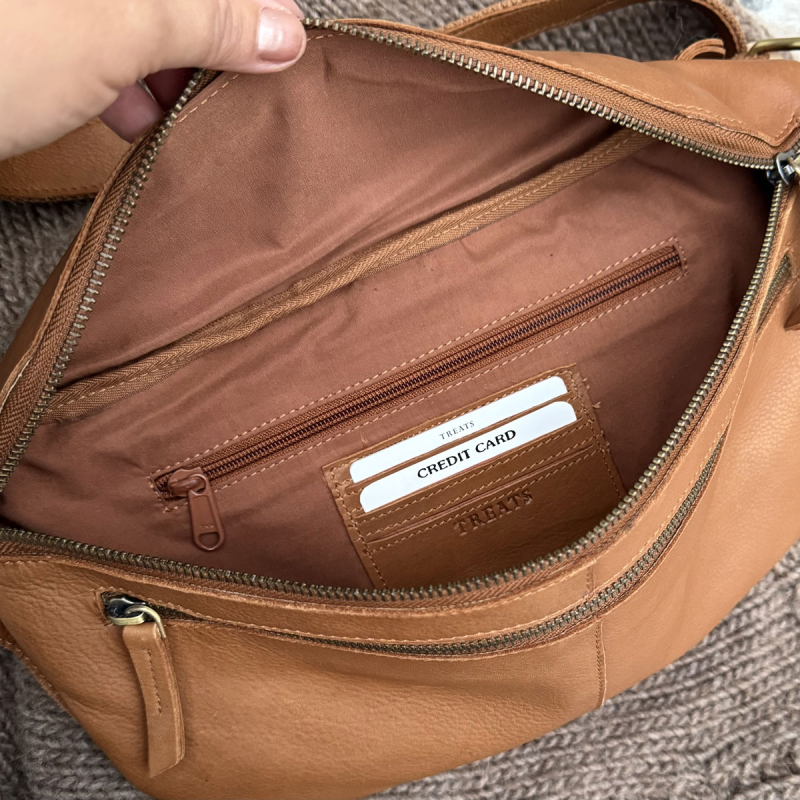 Billie midjeväska - Mjuk cognac skinn - Stor midjeväska - Treats